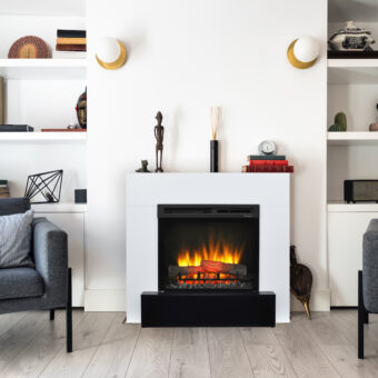 Dimplex Lucid Optiflame elpejs er den perfekte kombination af stil og komfort, der bringer både varme og æstetisk værdi til dit hjem. Med dens avancerede teknologi og moderne design er Lucid det oplagte valg for dem, der ønsker at tilføje en elegant og praktisk varmekilde til deres indretning. Gør hver dag lidt mere hyggelig med Lucid, der forener traditionel charme med moderne komfort.