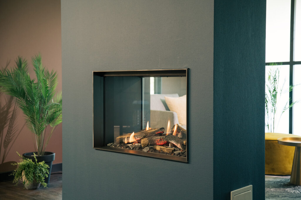 Oplev magien ved en autentisk ild med MatriX 800-500 ST Hybrid, der er udstyret med den revolutionerende Faber Log Burner® 3.0 teknologi. Den innovative teknologi efterligner de naturlige konturer af træstykker, hvilket resulterer i flammer, der danser præcist der, hvor de skal. Med Multi-Step switch spredes flammerne jævnt over syv brændere, hvilket skaber en fortryllende ildoplevelse med reduceret gasforbrug og varmeudvikling.