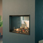 Oplev magien ved en autentisk ild med MatriX 800-500 ST Hybrid, der er udstyret med den revolutionerende Faber Log Burner® 3.0 teknologi. Den innovative teknologi efterligner de naturlige konturer af træstykker, hvilket resulterer i flammer, der danser præcist der, hvor de skal. Med Multi-Step switch spredes flammerne jævnt over syv brændere, hvilket skaber en fortryllende ildoplevelse med reduceret gasforbrug og varmeudvikling.